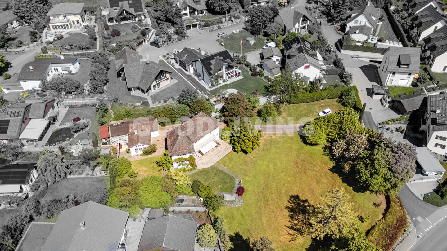 Stately property with park-like grounds and development potential - Photo 4 of 7