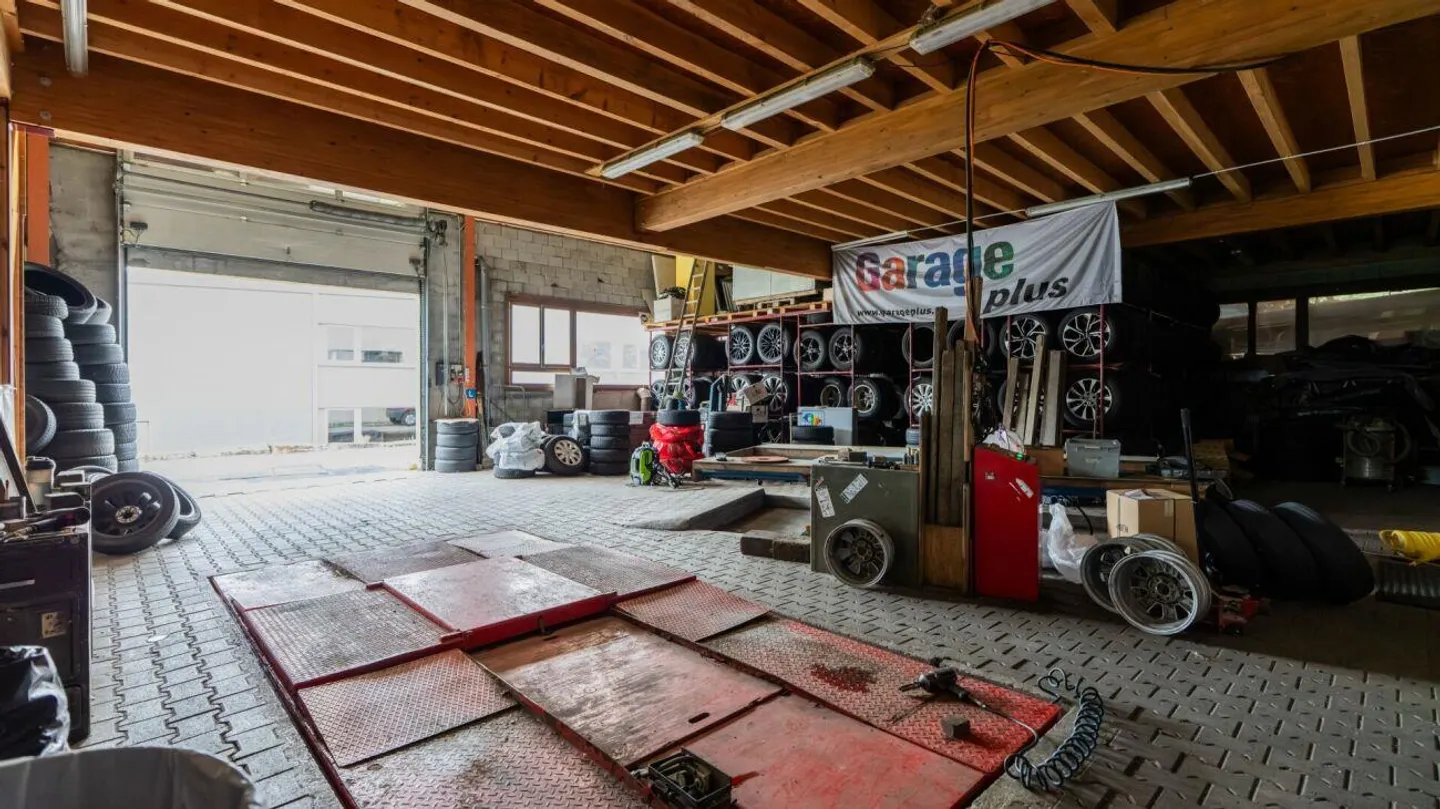 Industrial building/depot - Photo 9 of 17