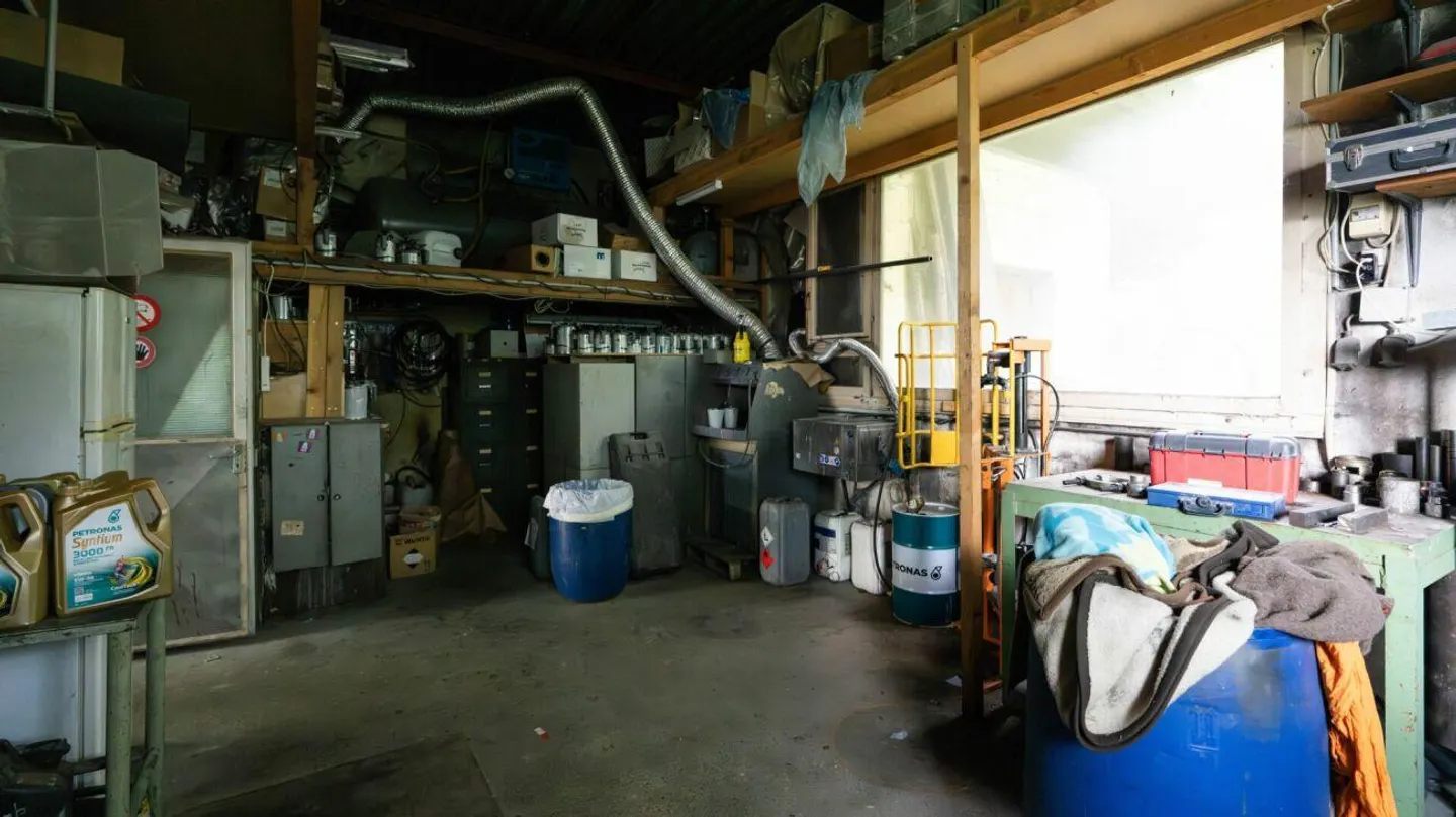 Industrial building/depot - Photo 14 of 17