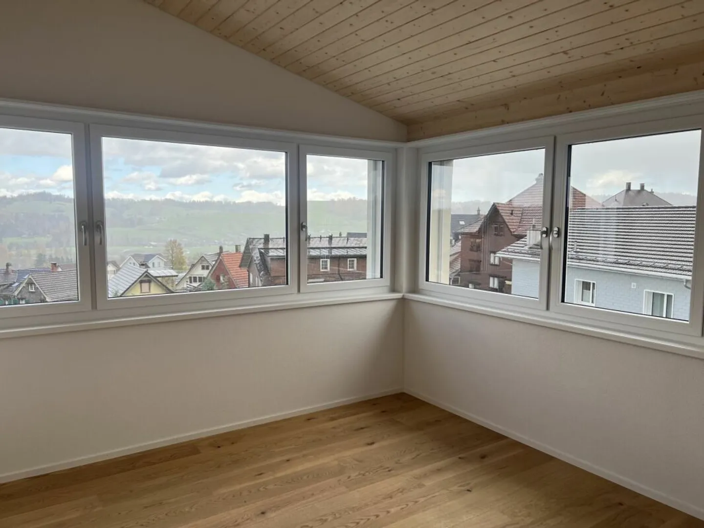 Charmante Dachwohnung mit Traumhaftem Blick - Foto 4 von 38