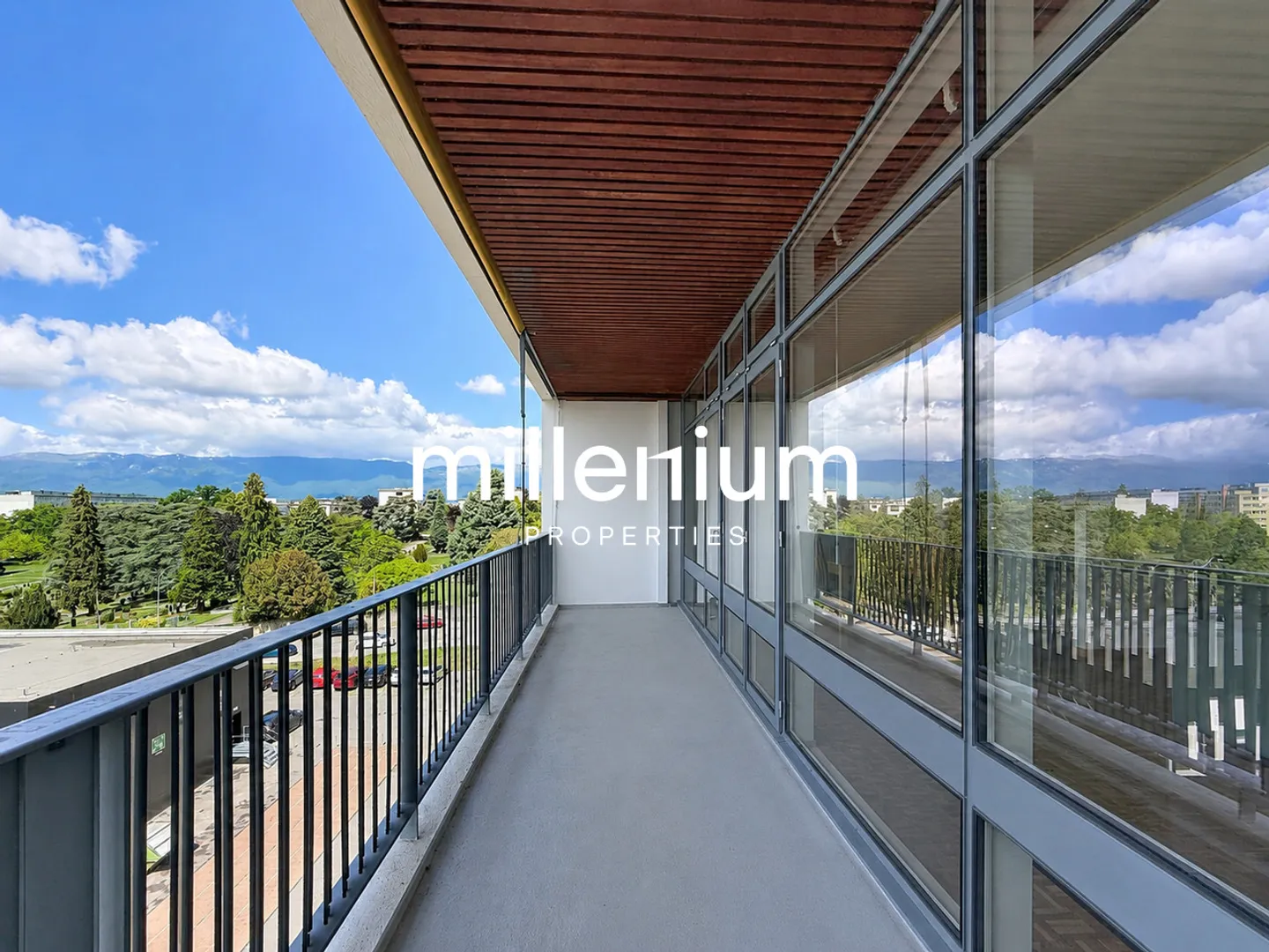 Crossing apartment with exceptional view - Photo 3 of 21