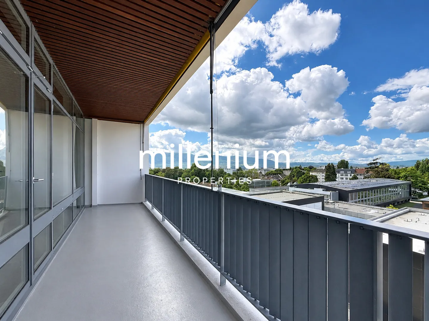 Crossing apartment with exceptional view - Photo 4 of 21