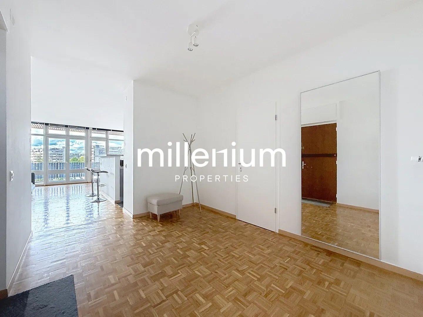 Crossing apartment with exceptional view - Photo 8 of 21