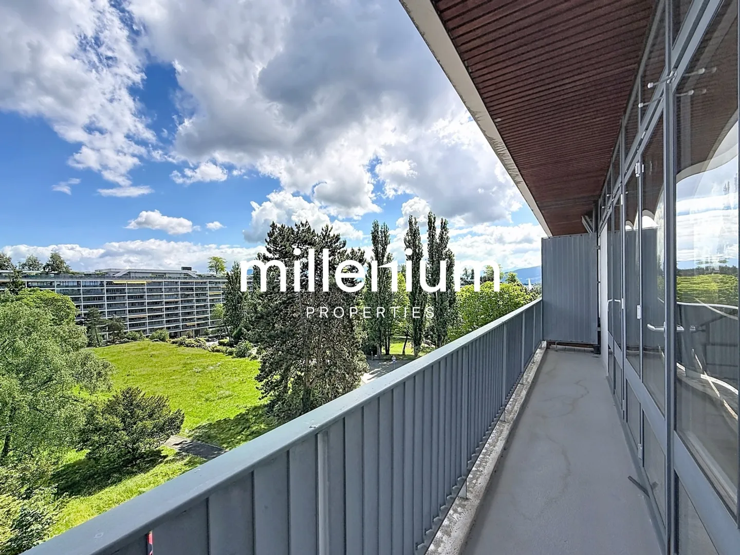 Crossing apartment with exceptional view - Photo 10 of 21