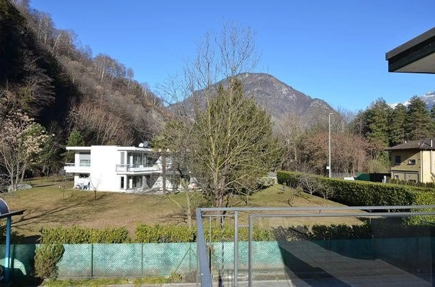 Villa bifamiliare avec grand jardin, terrasse et grand garage, ensoleillée - Photo 45 sur 52
