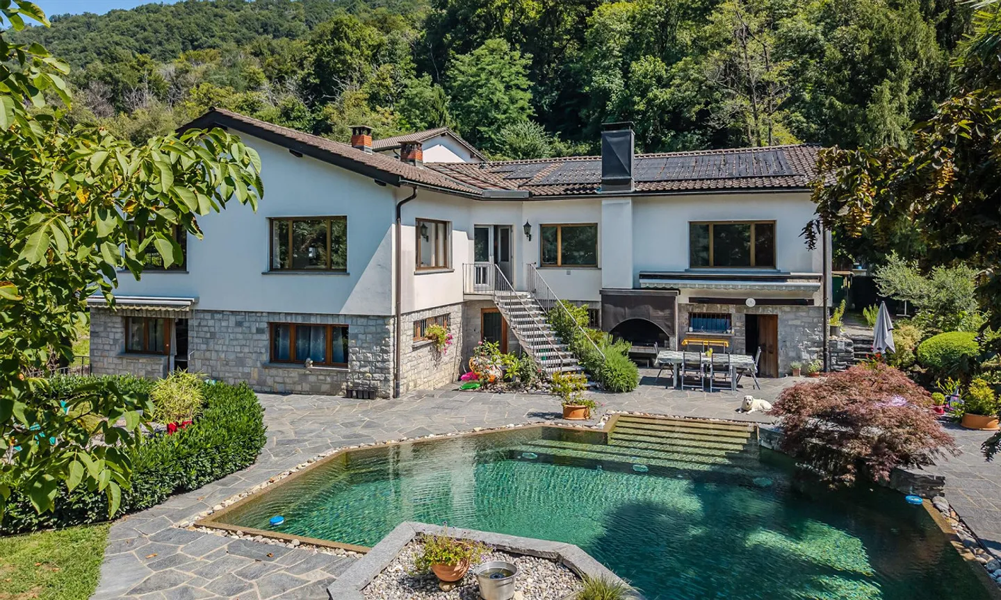 PRACHTVOLLE UND GERÄUMIGE VILLA MIT 11,5 ZIMMERN UND POOL IN PURASCA - Foto 1 von 11