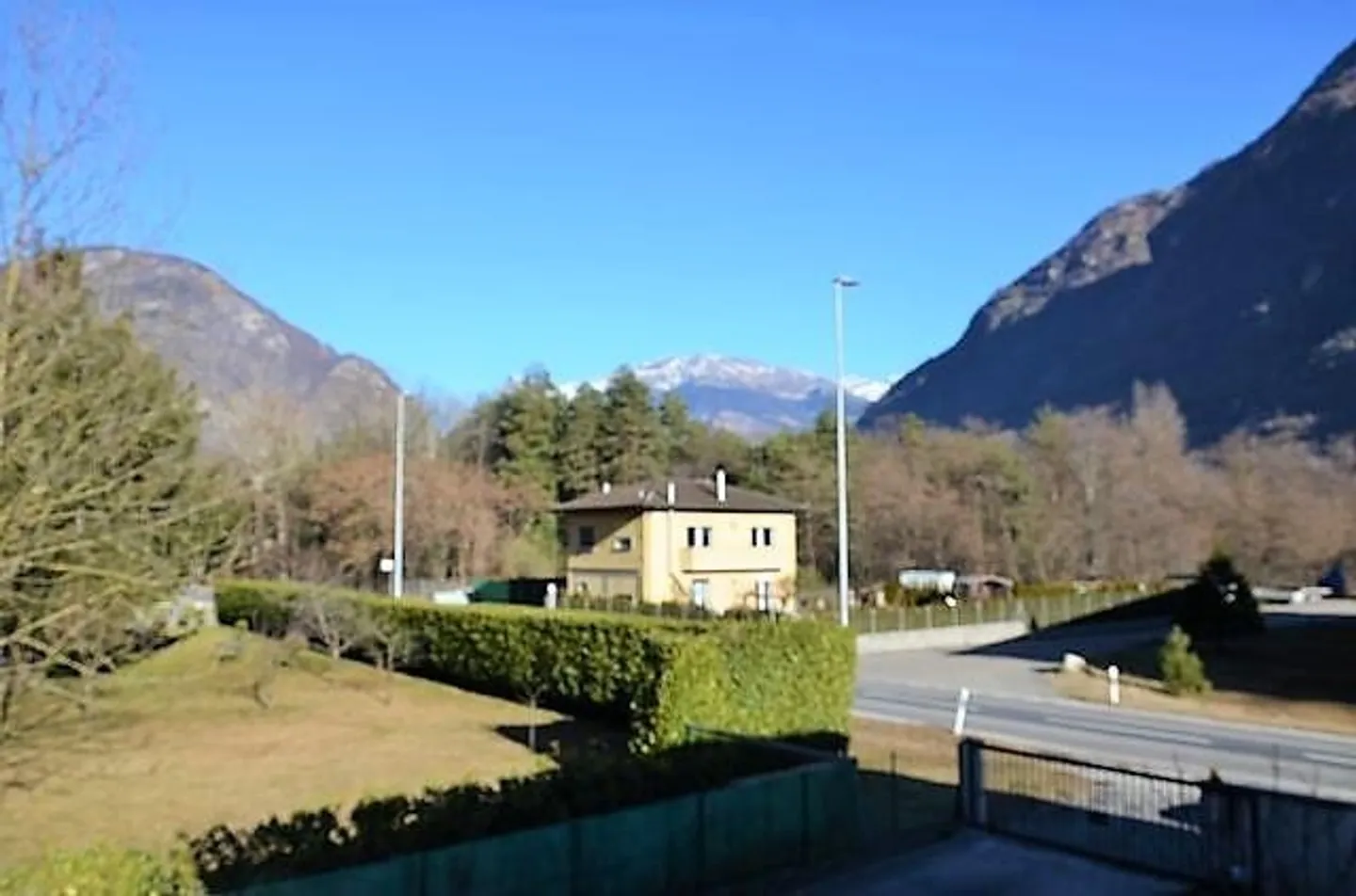 Villa bifamiliare avec grand jardin, terrasse et grand garage, ensoleillée - Photo 46 sur 52