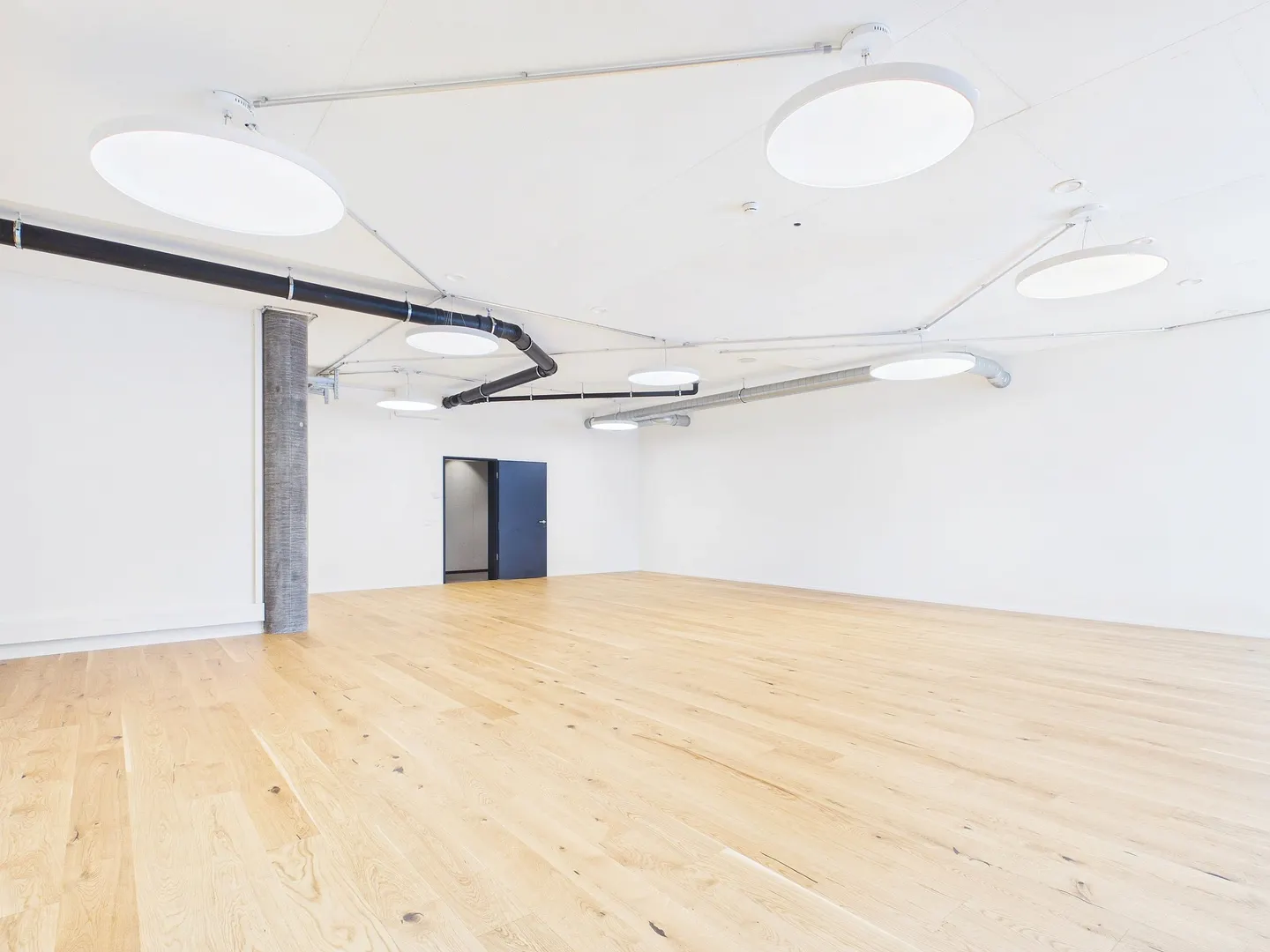 Modern Office Space with Terrace - Photo 6 of 13