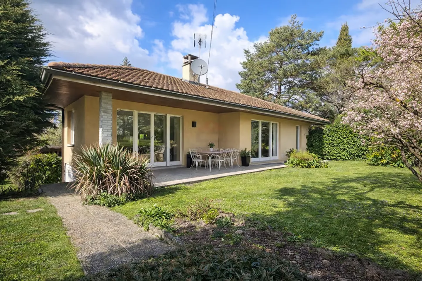 Elegante villa indipendente con volumi generosi su un terreno alberato di 1.088 m² - Foto 1 di 13