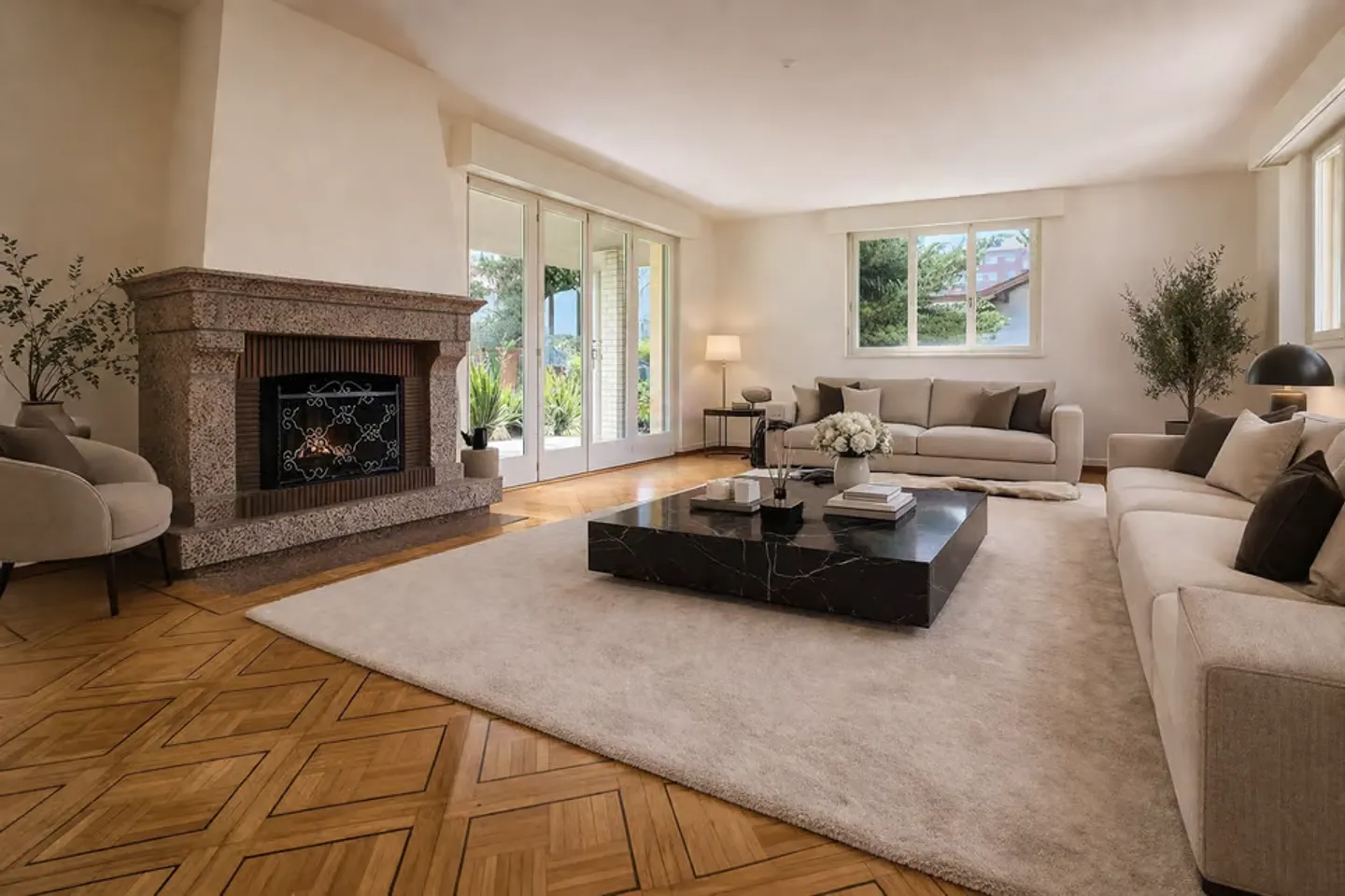 Elegante villa indipendente con volumi generosi su un terreno alberato di 1.088 m² - Foto 4 di 13