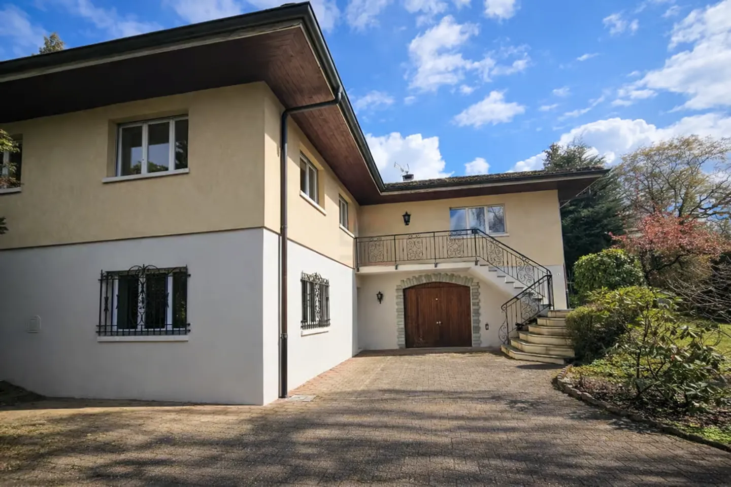 Elegante villa indipendente con volumi generosi su un terreno alberato di 1.088 m² - Foto 2 di 13