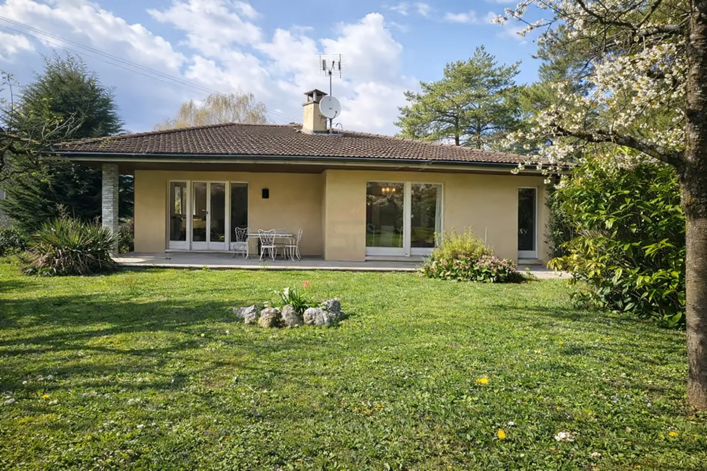 Elegante villa indipendente con volumi generosi su un terreno alberato di 1.088 m² - Foto 3 di 13