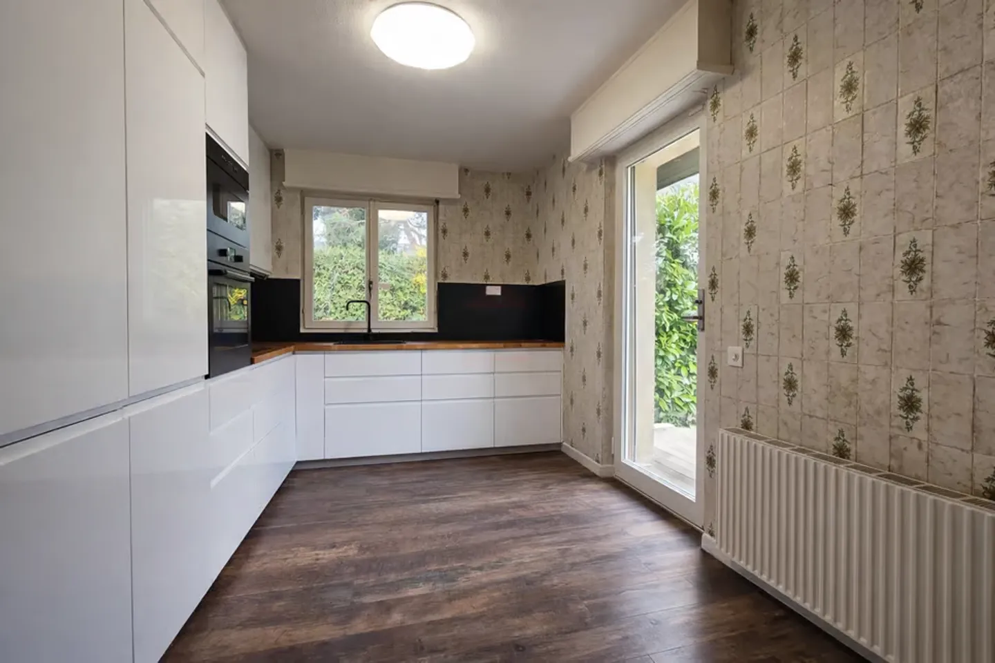 Elegante villa indipendente con volumi generosi su un terreno alberato di 1.088 m² - Foto 6 di 13