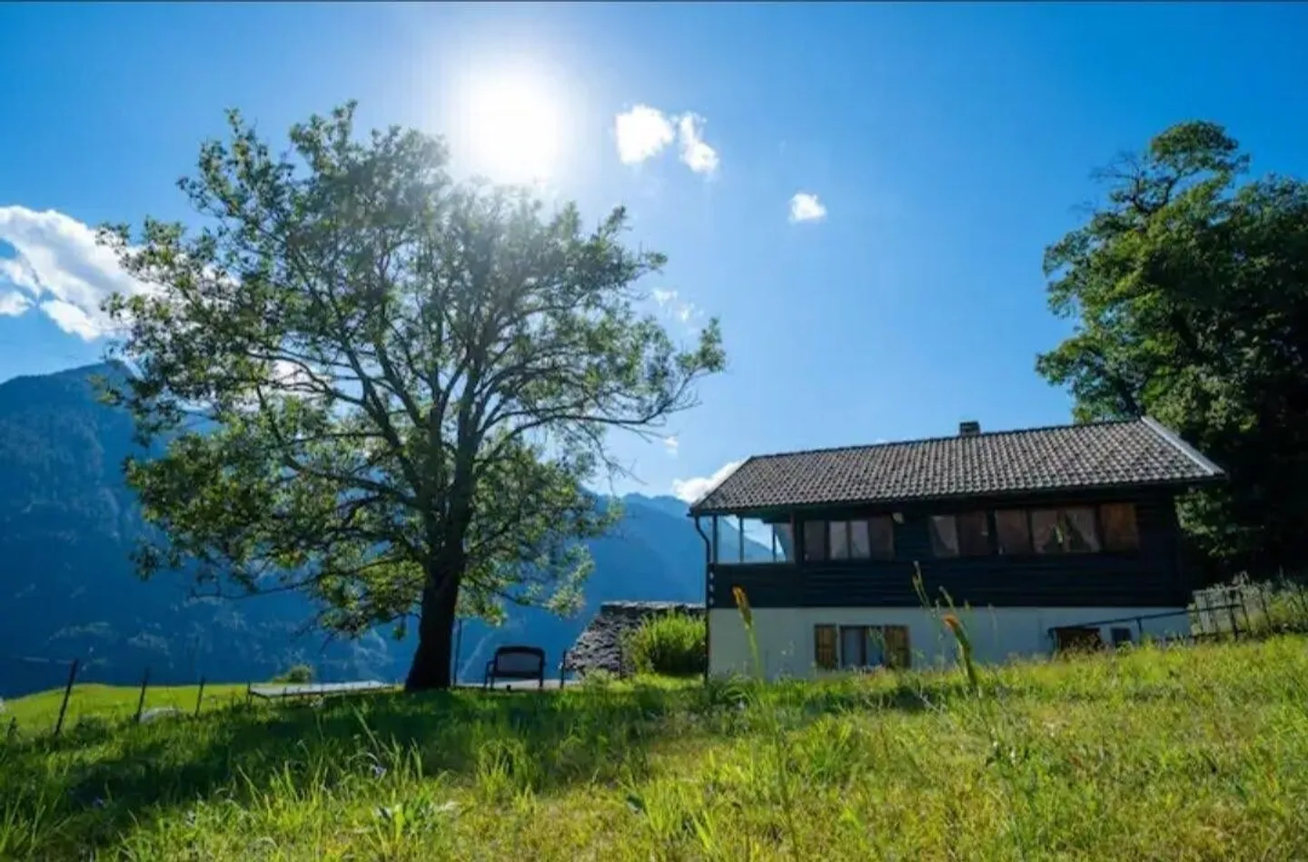 4-room chalet with 2-room apartment, garden, very quiet, sunny location - Photo 1 of 13