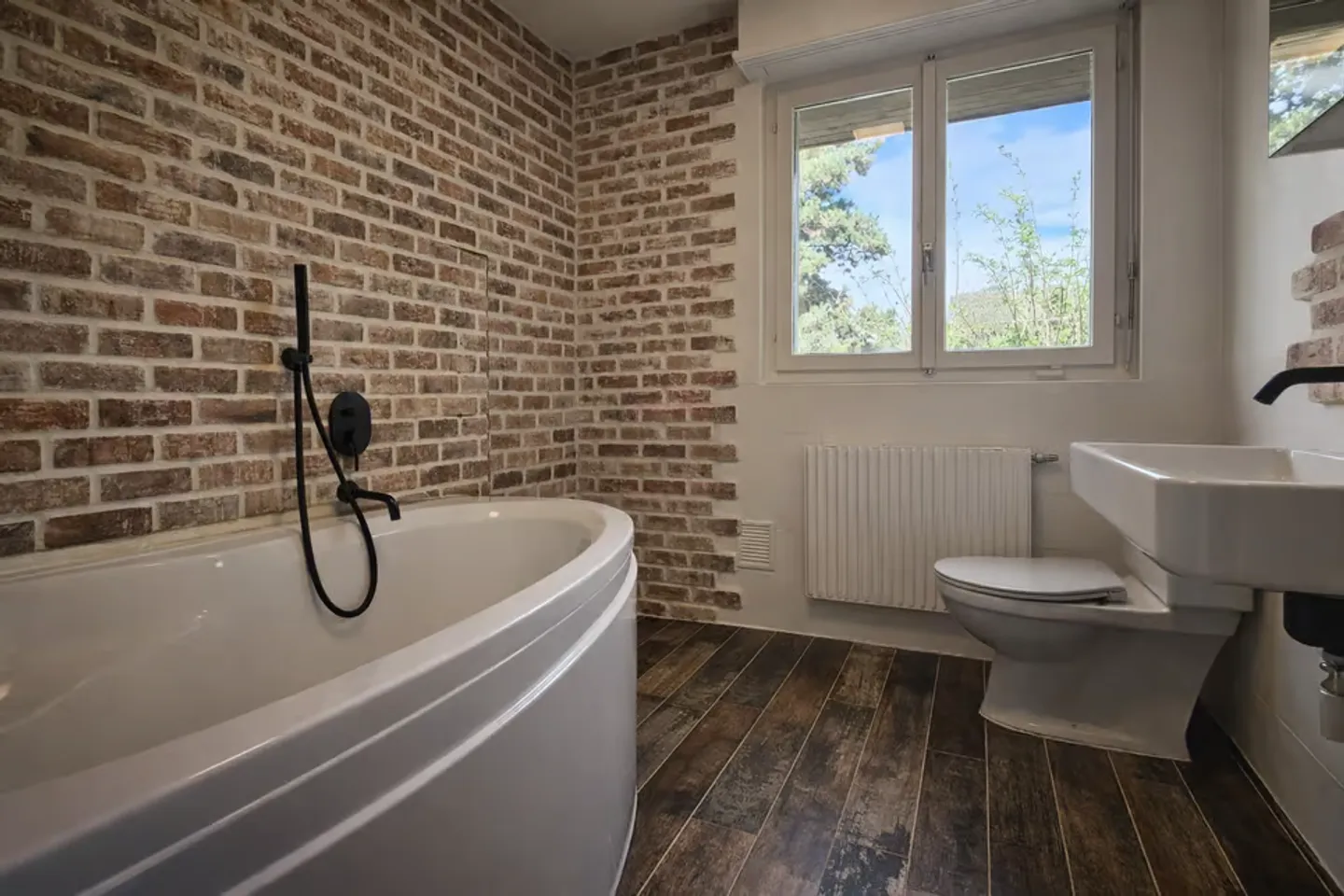 Elegante villa indipendente con volumi generosi su un terreno alberato di 1.088 m² - Foto 10 di 13