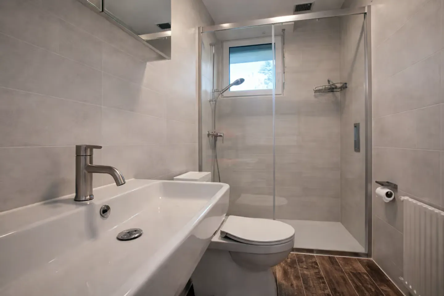 Elegante villa indipendente con volumi generosi su un terreno alberato di 1.088 m² - Foto 11 di 13