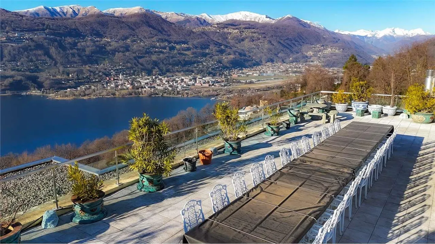 PRESTIGIOSO ATTICO CON ROOFTOP E VISTA LAGO - Foto 1 di 13