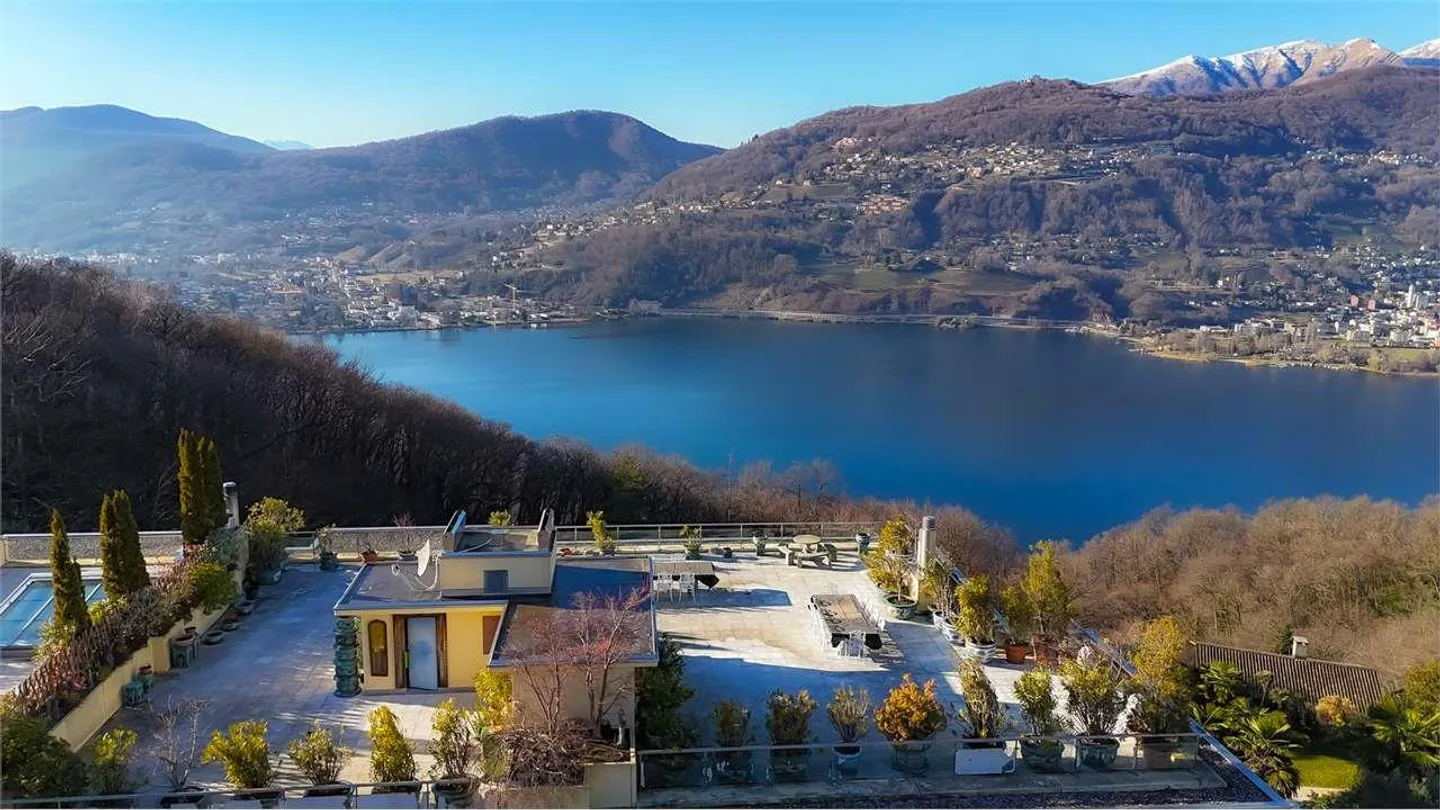 PRESTIGIOSO ATTICO CON ROOFTOP E VISTA LAGO - Foto 2 di 13