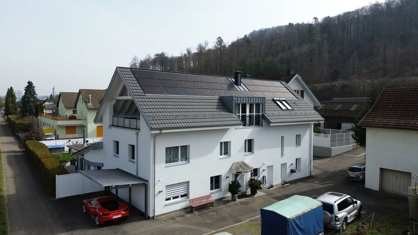 Appartamento maisonette quasi nuovo di 5,5 locali con camino e doppio garage - Foto 1 di 15