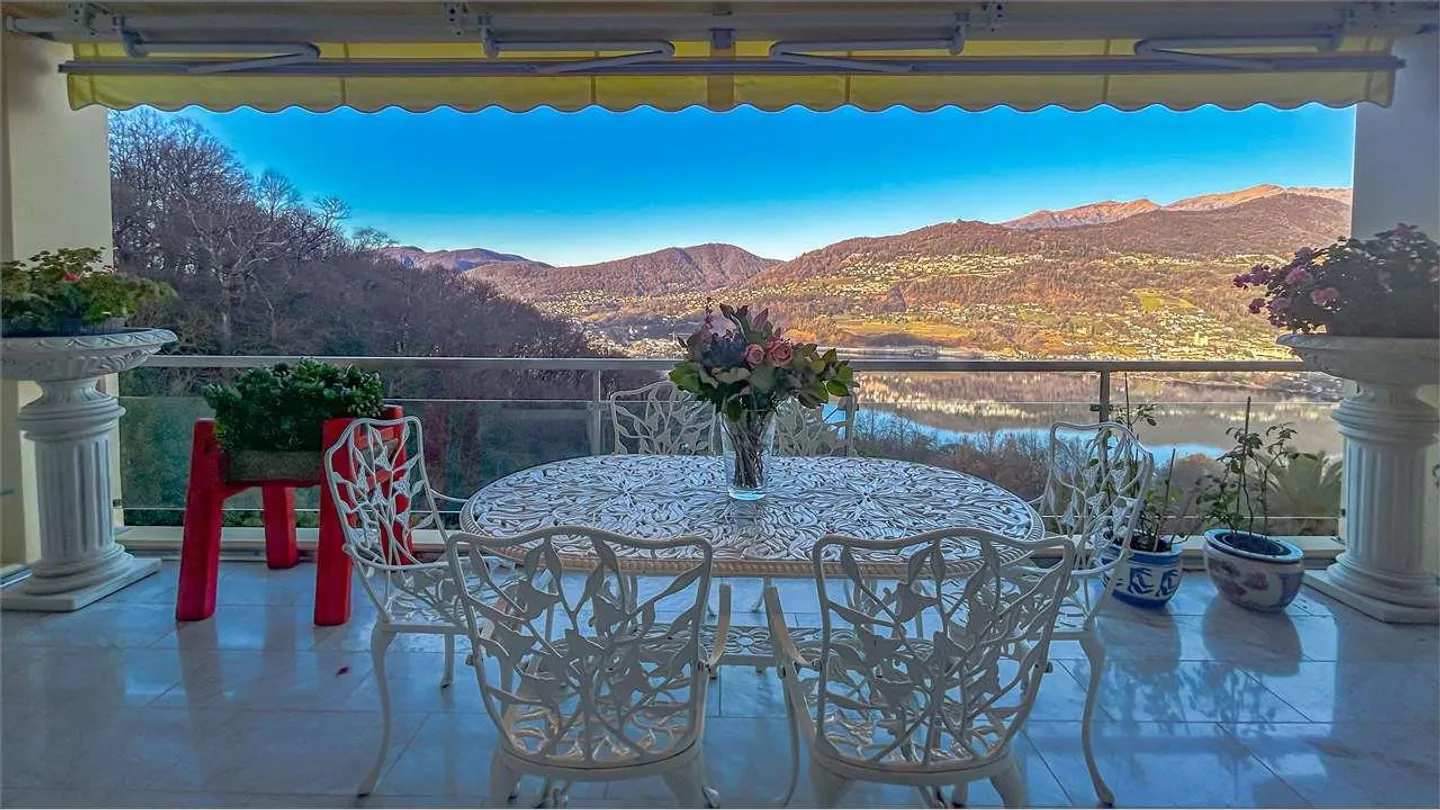 PRESTIGIOSO ATTICO CON ROOFTOP E VISTA LAGO - Foto 3 di 13