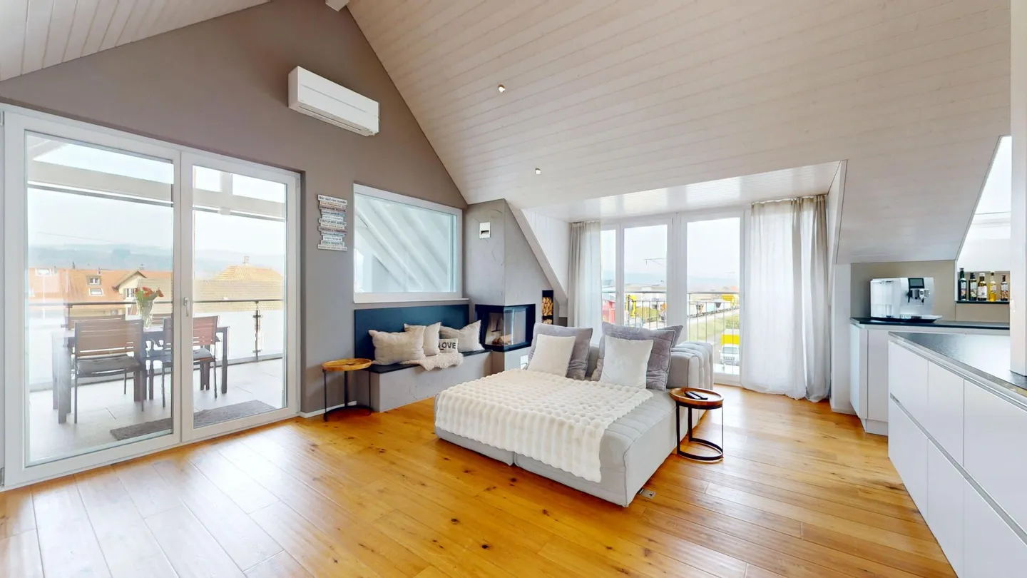 Appartamento maisonette quasi nuovo di 5,5 locali con camino e doppio garage - Foto 4 di 15