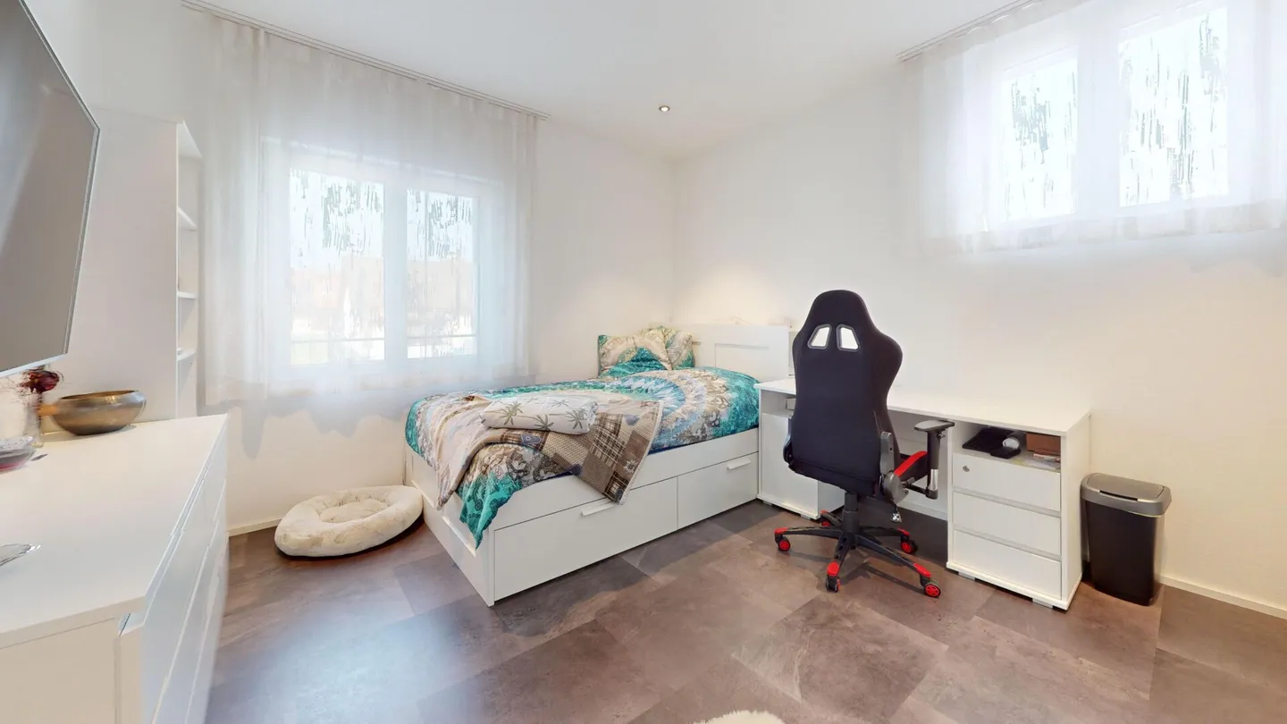 Appartamento maisonette quasi nuovo di 5,5 locali con camino e doppio garage - Foto 13 di 15