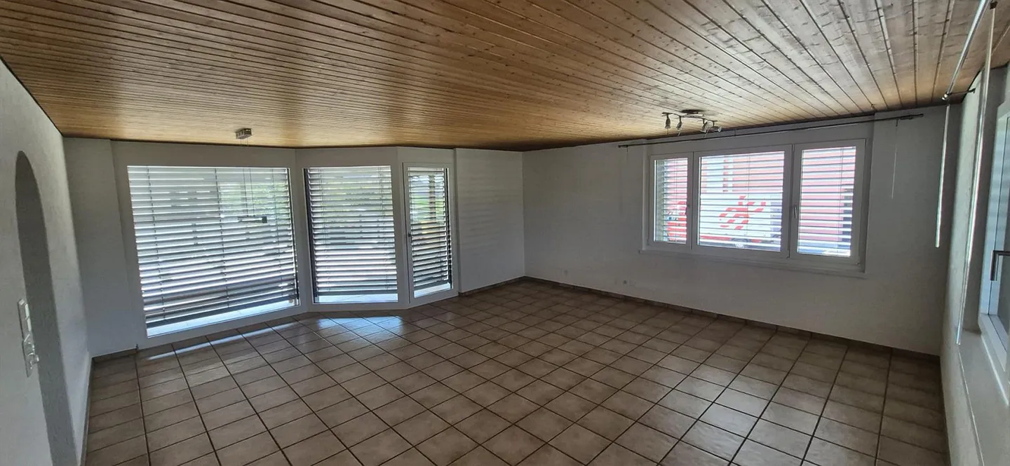 Appartement 5 1/2 pièces dans une maison bifamiliale - Photo 2 sur 8