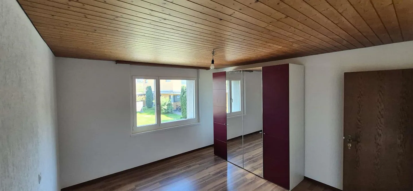 Appartement 5 1/2 pièces dans une maison bifamiliale - Photo 3 sur 8