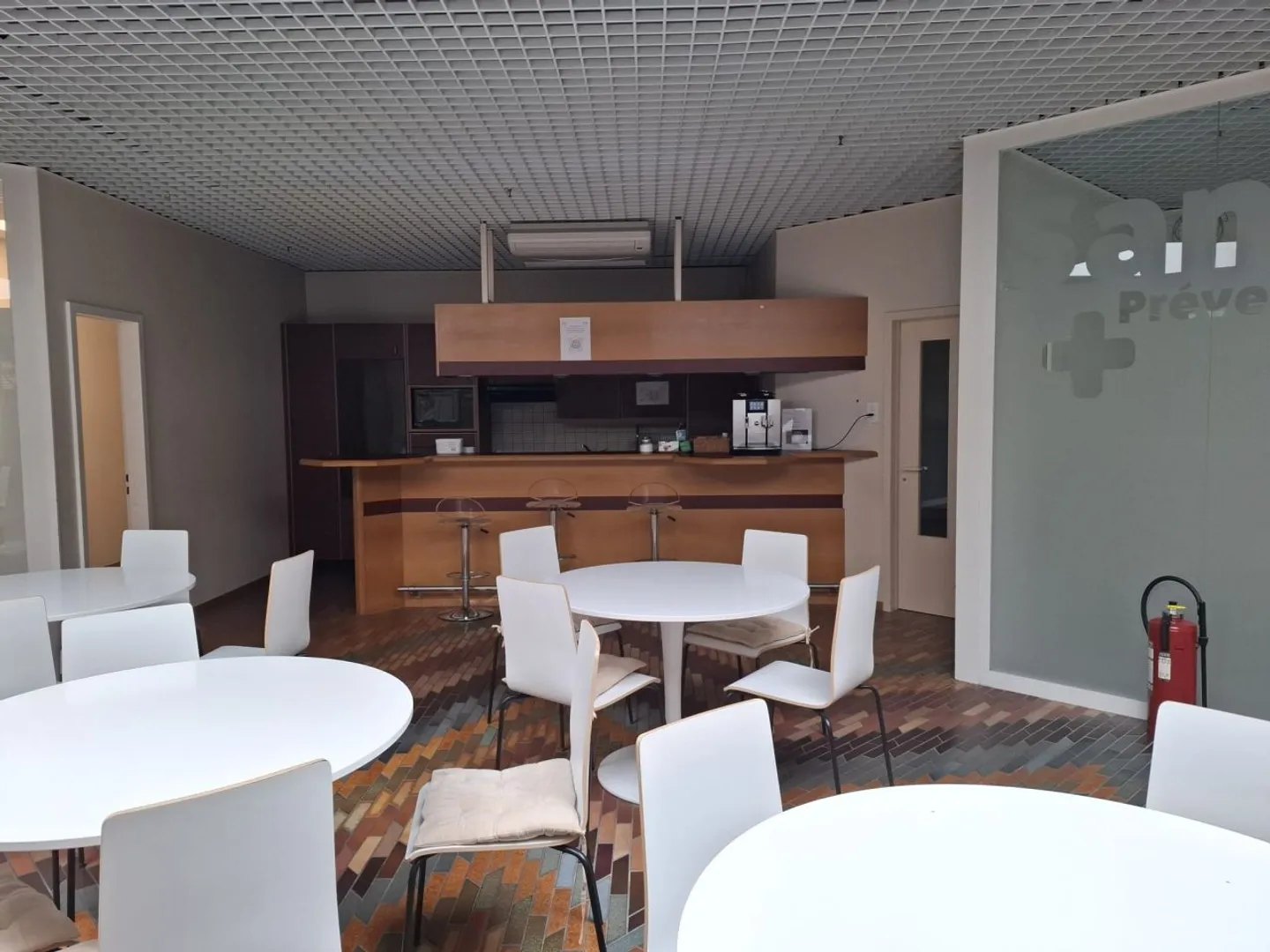 Le grand bureau de 53m2, utilisation de la cafétéria incluse - Photo 3 sur 3