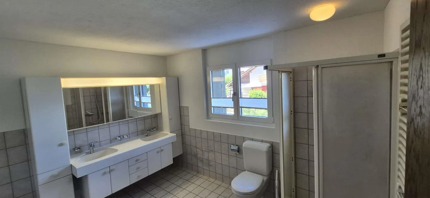 Appartement 5 1/2 pièces dans une maison bifamiliale - Photo 7 sur 8