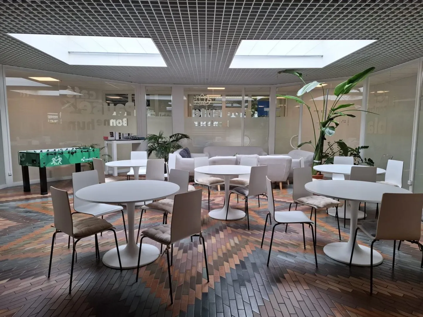 Le grand bureau de 53m2, utilisation de la cafétéria incluse - Photo 2 sur 3