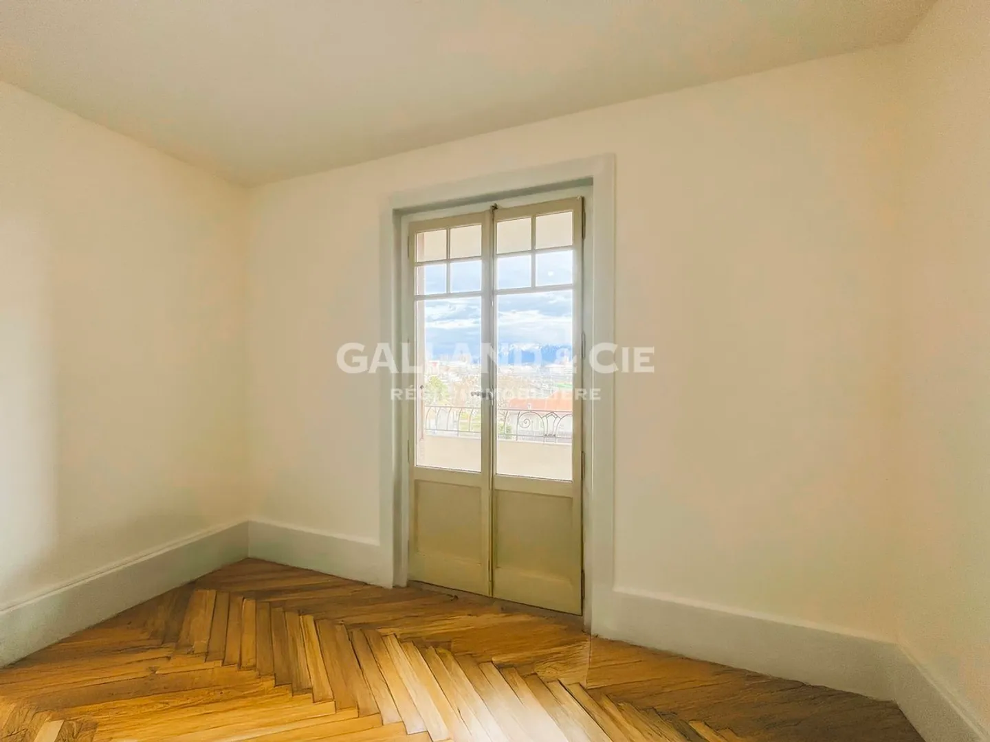 3.5-room apartment on the 4th floor with two balconies - Photo 4 of 6