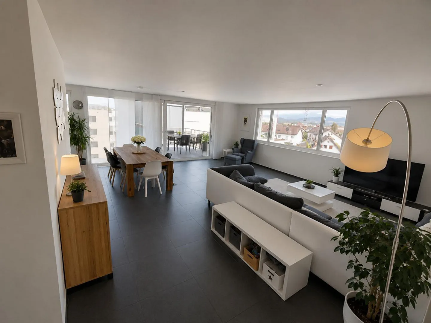 Are you looking for an extraordinary apartment in the center of Sins? - Photo 2 of 15