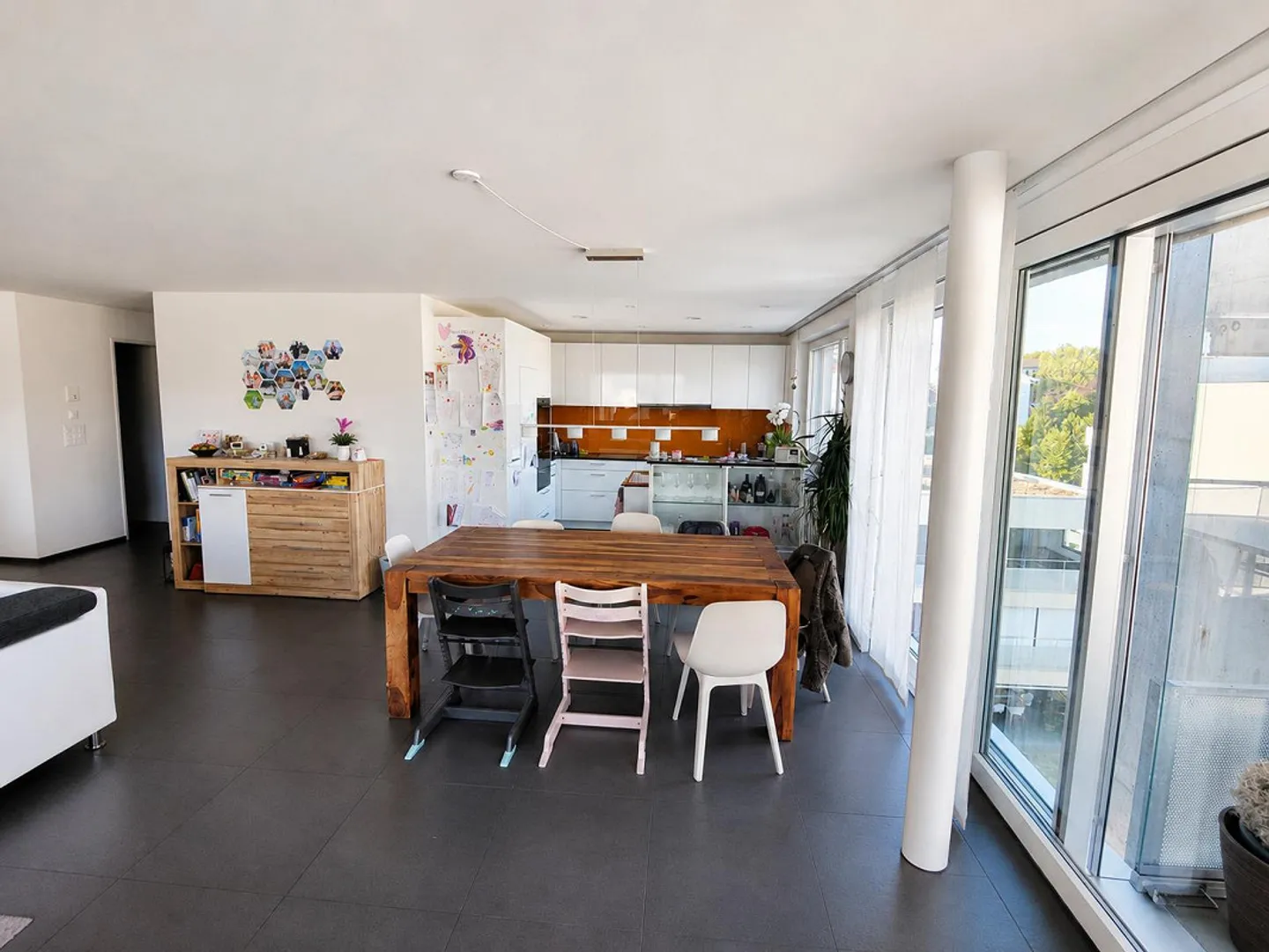 Are you looking for an extraordinary apartment in the center of Sins? - Photo 3 of 15