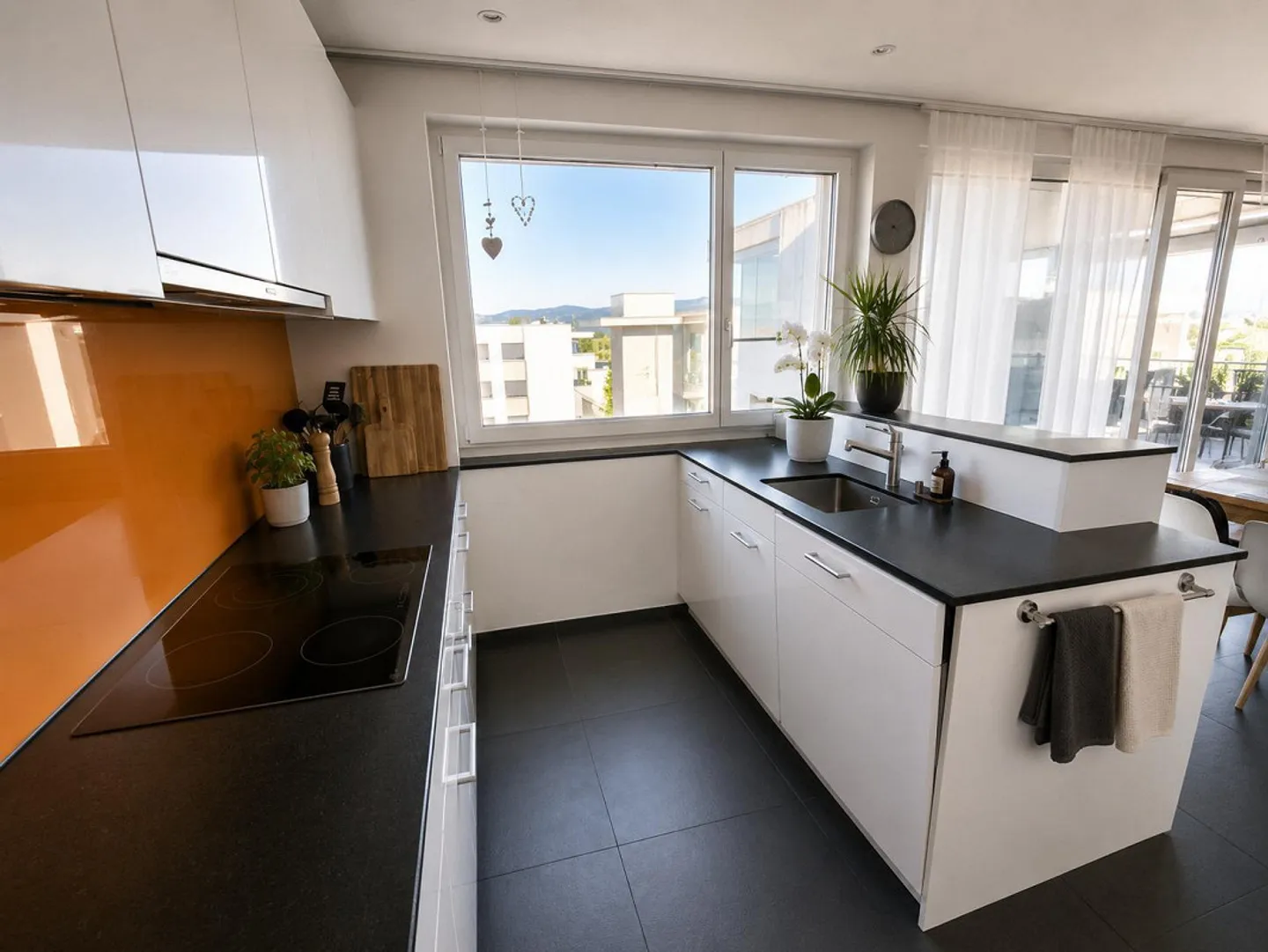 Are you looking for an extraordinary apartment in the center of Sins? - Photo 4 of 15