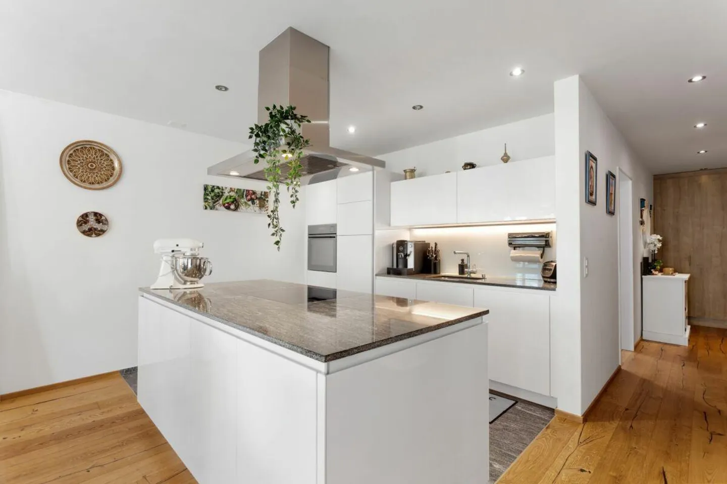 5.5-Room Garden Apartment - Modern, Comfortable, and Cozy - Photo 3 of 10
