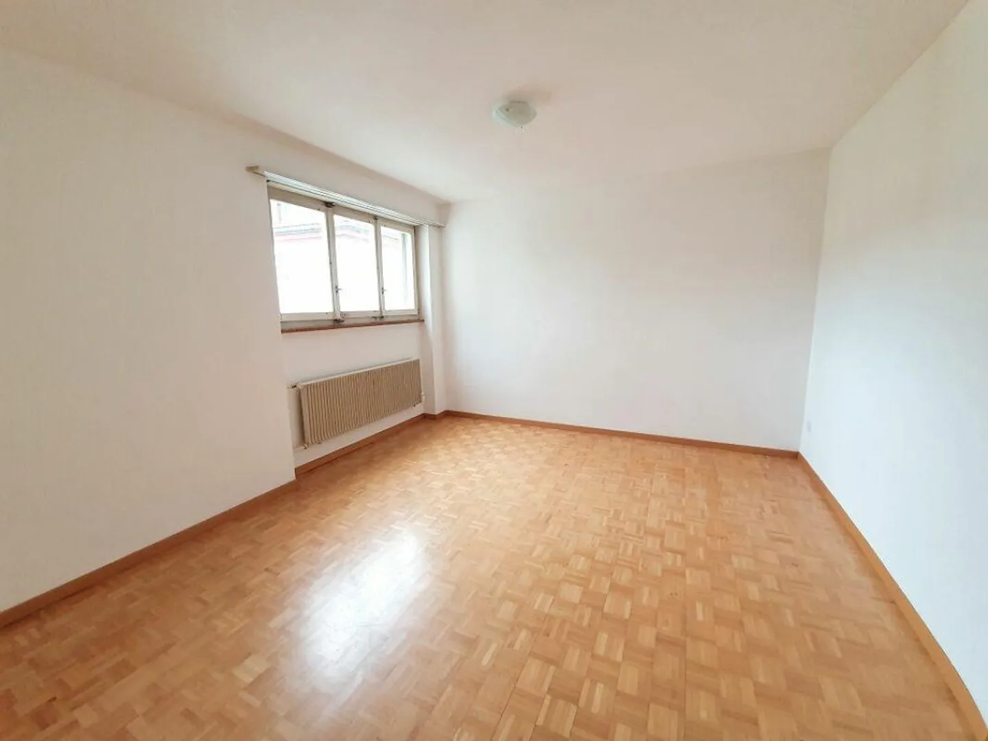 Appartamento conveniente in una posizione centrale a Neuhausen - Foto 4 di 10