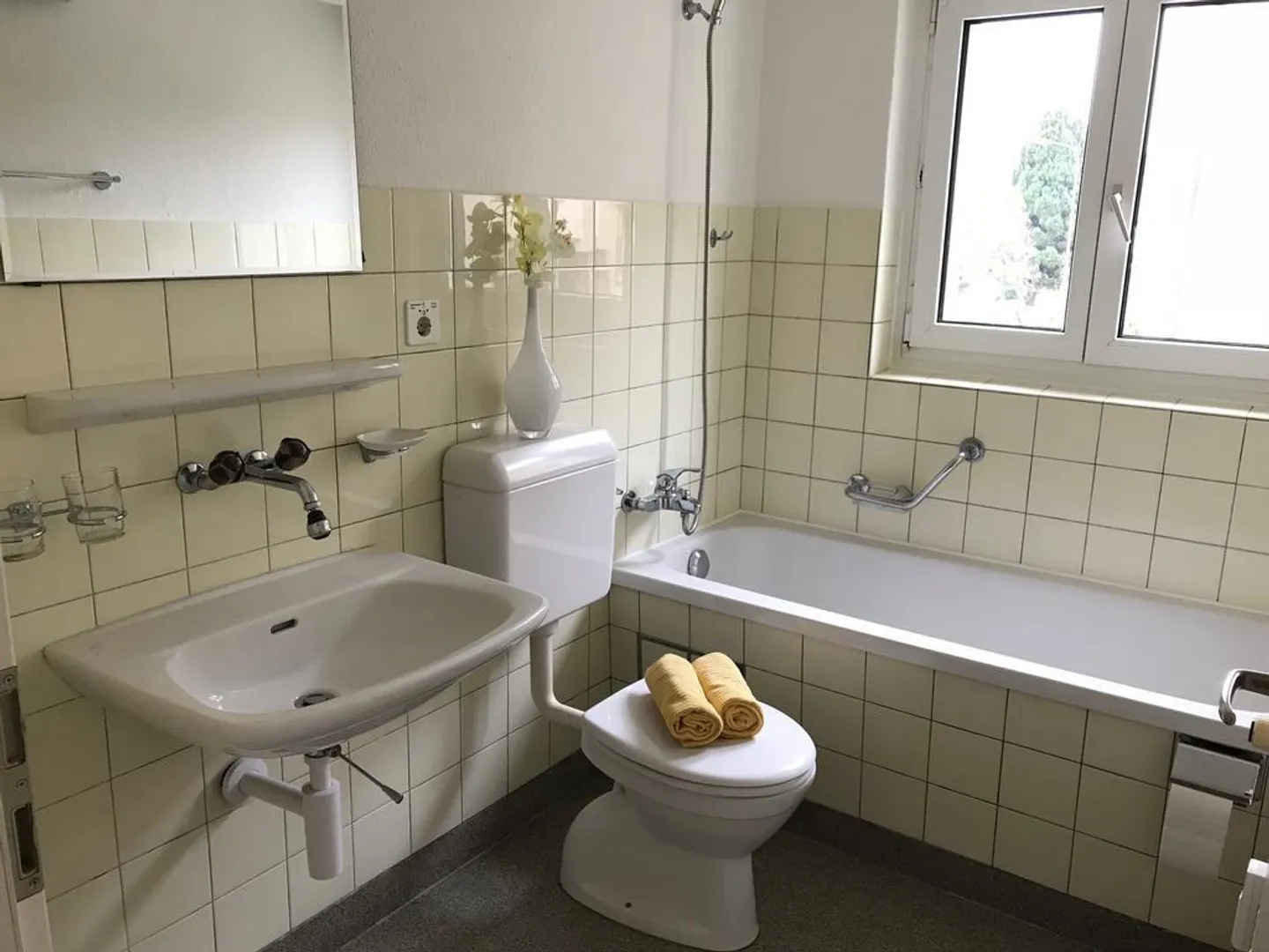 SPACIOUS APARTMENT IN A QUIET NEIGHBORHOOD - Photo 1 of 4