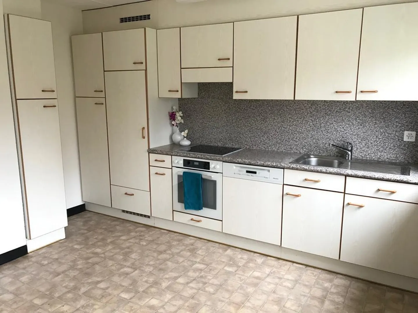 SPACIOUS APARTMENT IN A QUIET NEIGHBORHOOD - Photo 2 of 4