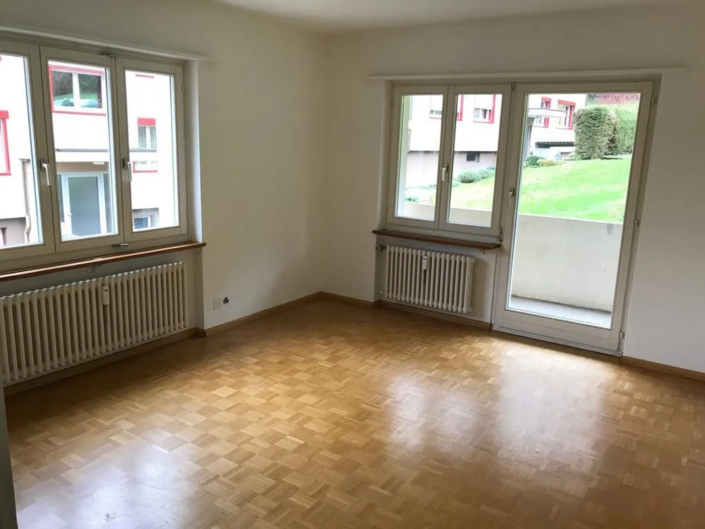 SPACIOUS APARTMENT IN A QUIET NEIGHBORHOOD - Photo 3 of 4