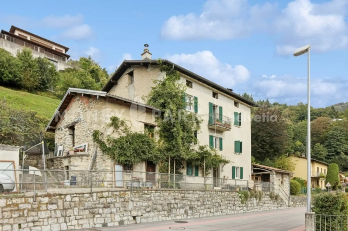 Ampia casa unifamiliare con 12 stanze in una posizione tranquilla e a contatto con la natura - Foto 1 di 1