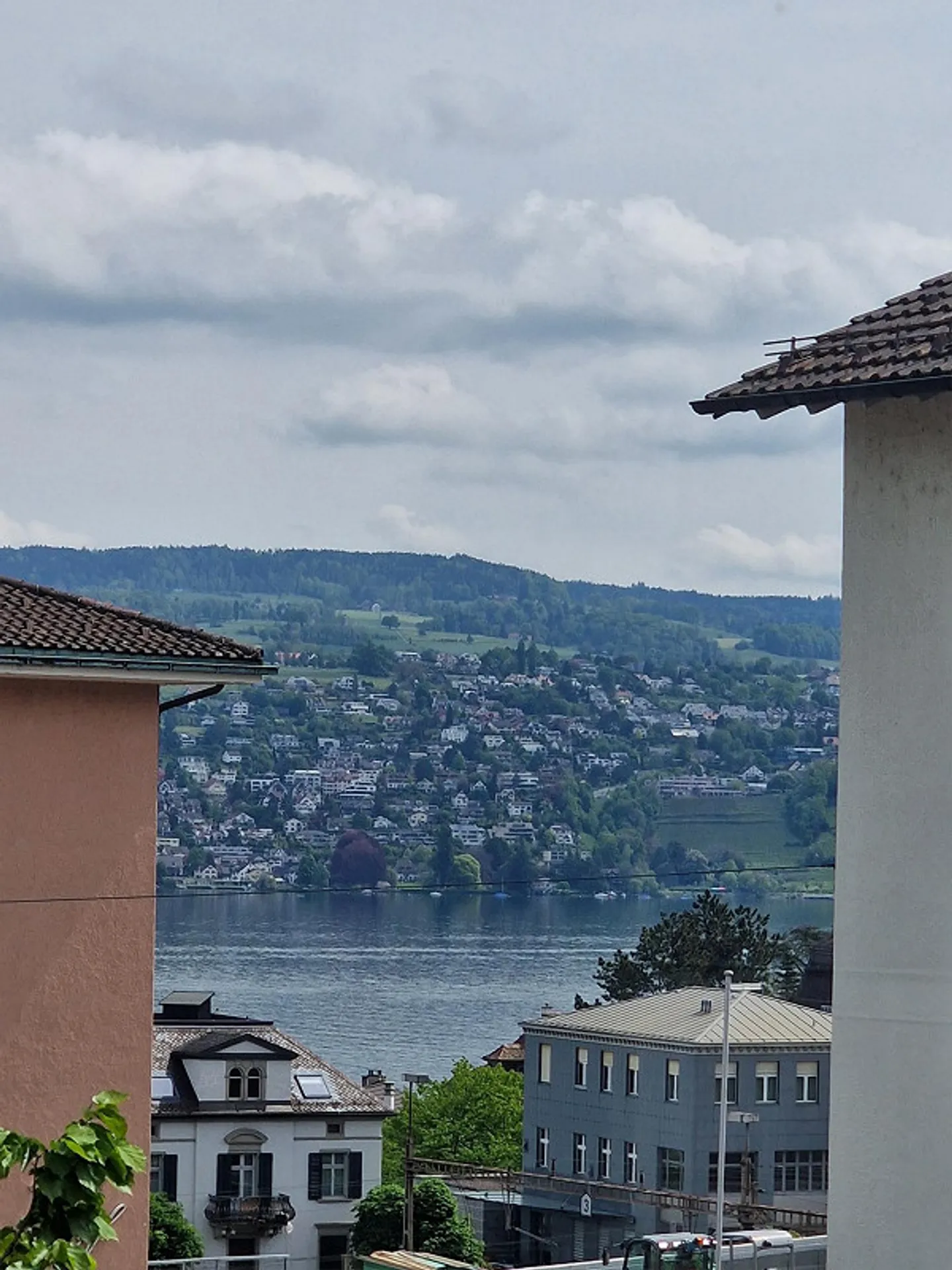 Room in a 3-person shared flat in the heart of Thalwil – 2 minutes from the train station, with lake view - Photo 1 of 7
