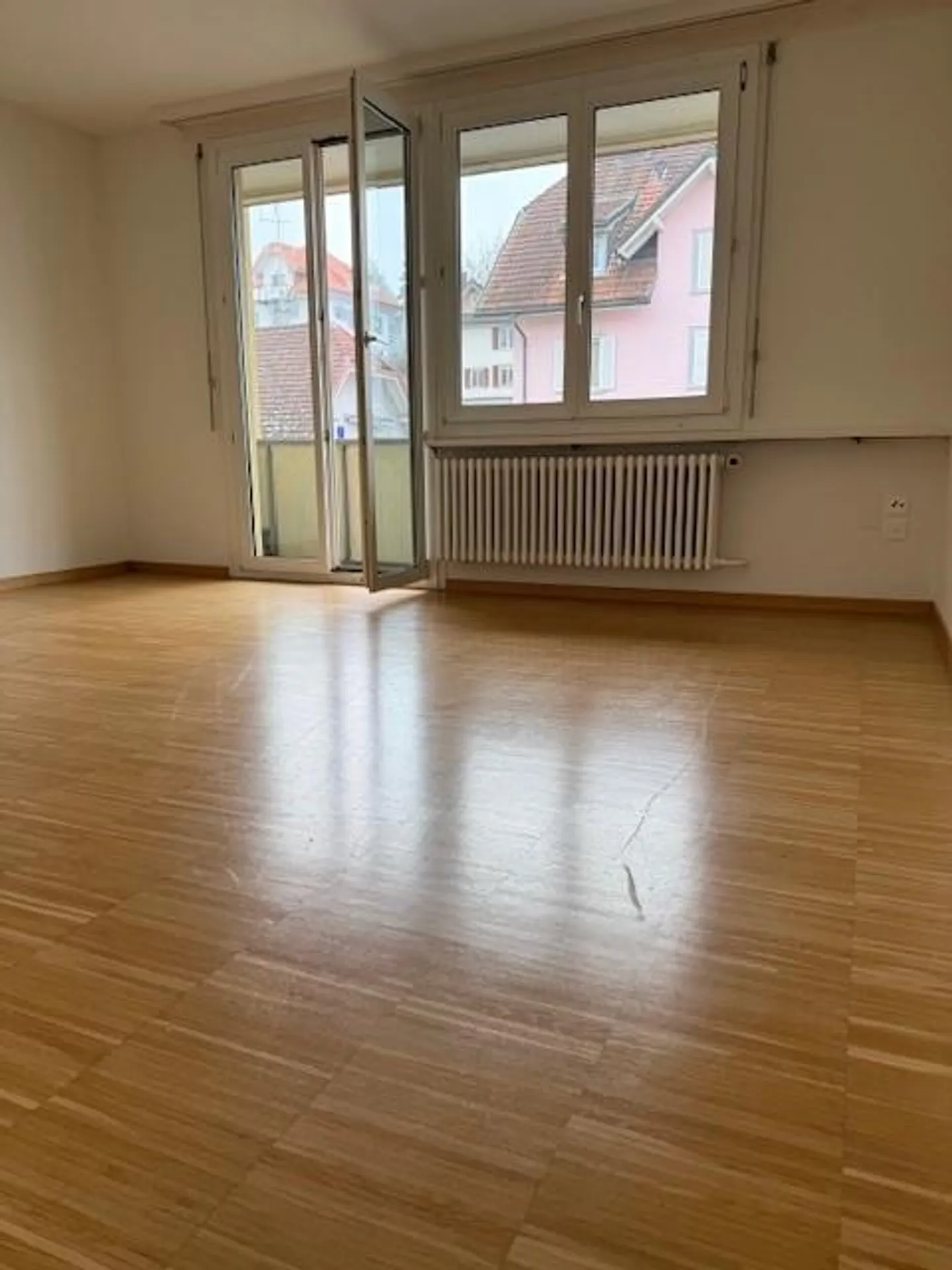 Helle 3.5-Zimmer-Wohnung mit Balkon an zentraler Lage - Foto 3 von 8
