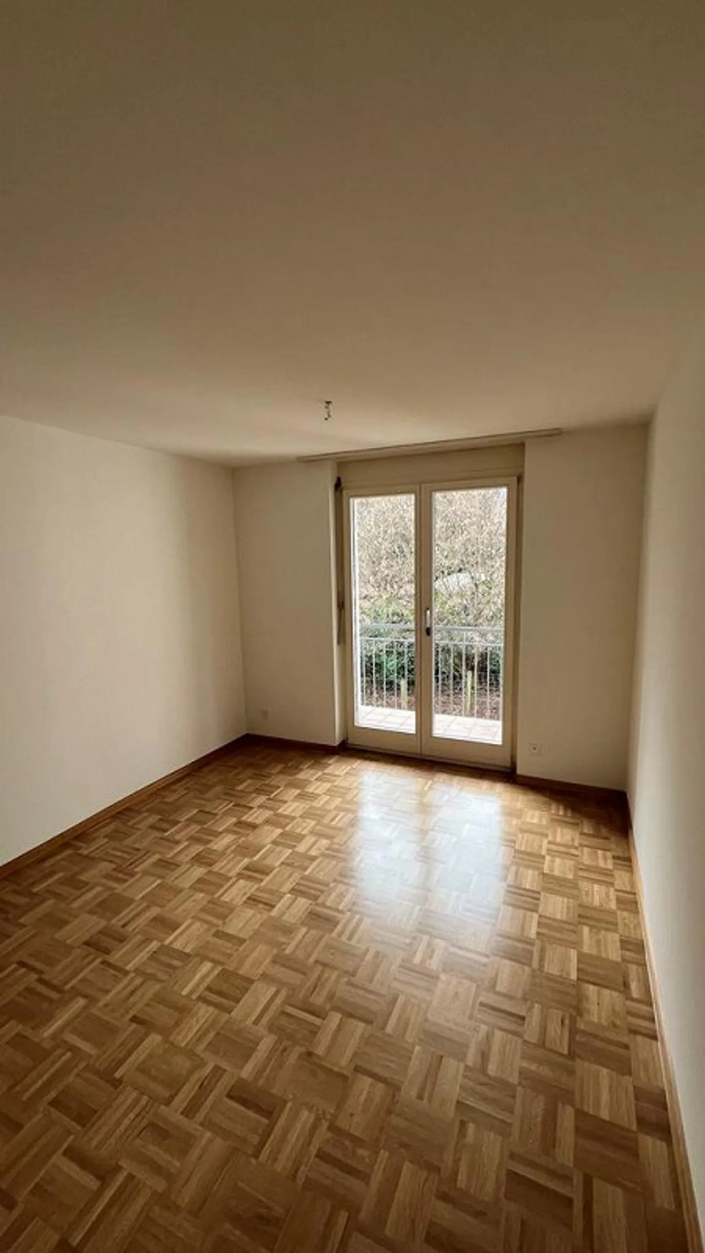 Ampio appartamento di 4 stanze con giardino d'inverno e balcone - Foto 3 di 9