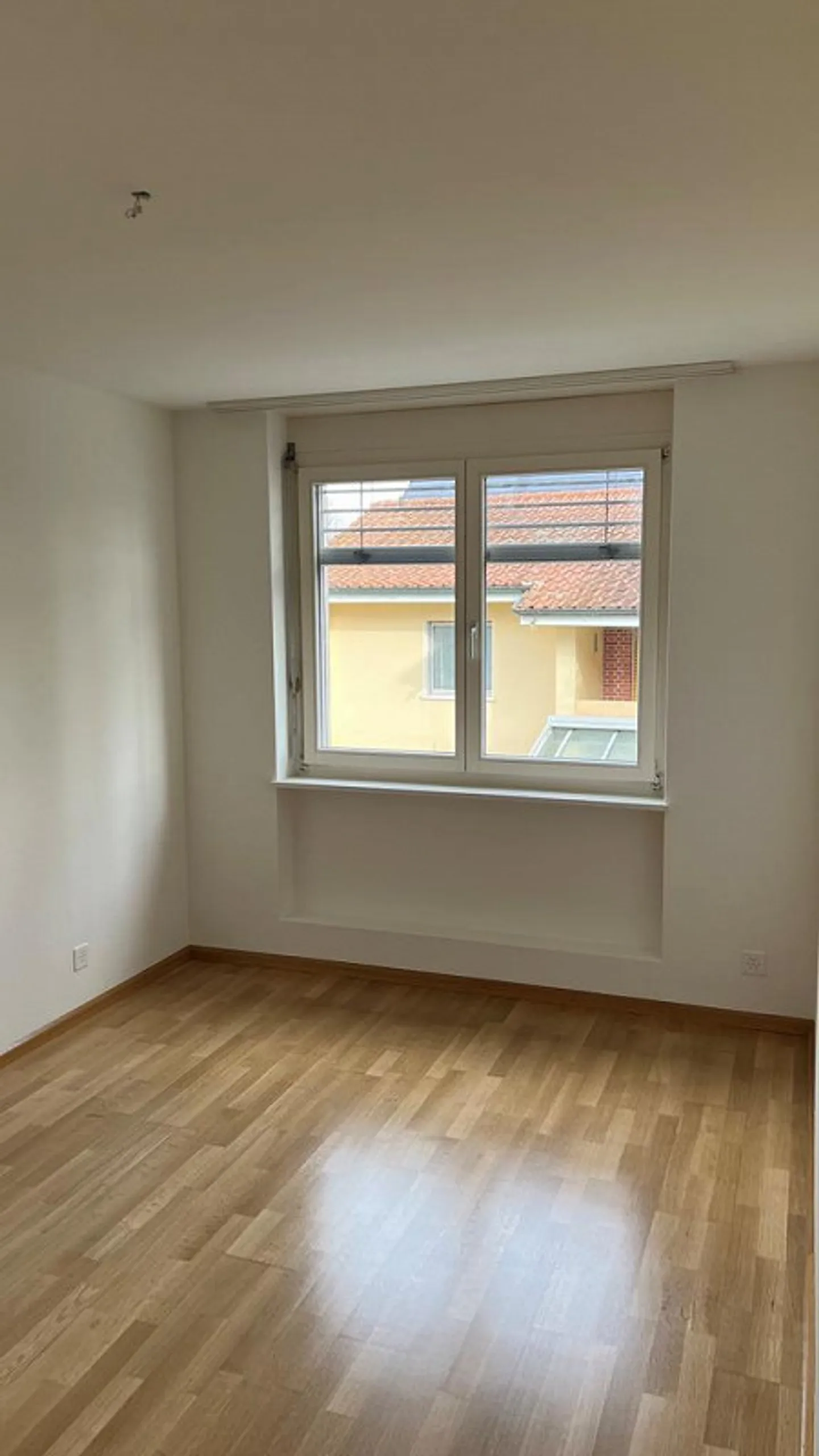 Ampio appartamento di 4 stanze con giardino d'inverno e balcone - Foto 7 di 9