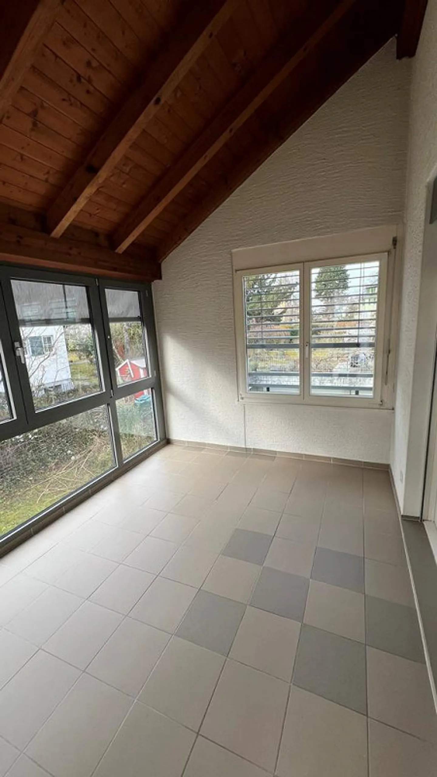 Ampio appartamento di 4 stanze con giardino d'inverno e balcone - Foto 1 di 9