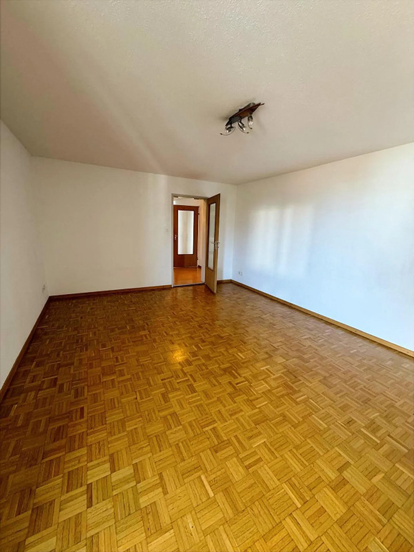 Beautiful and Quiet 3.5 Room Apartment - Photo 4 of 12