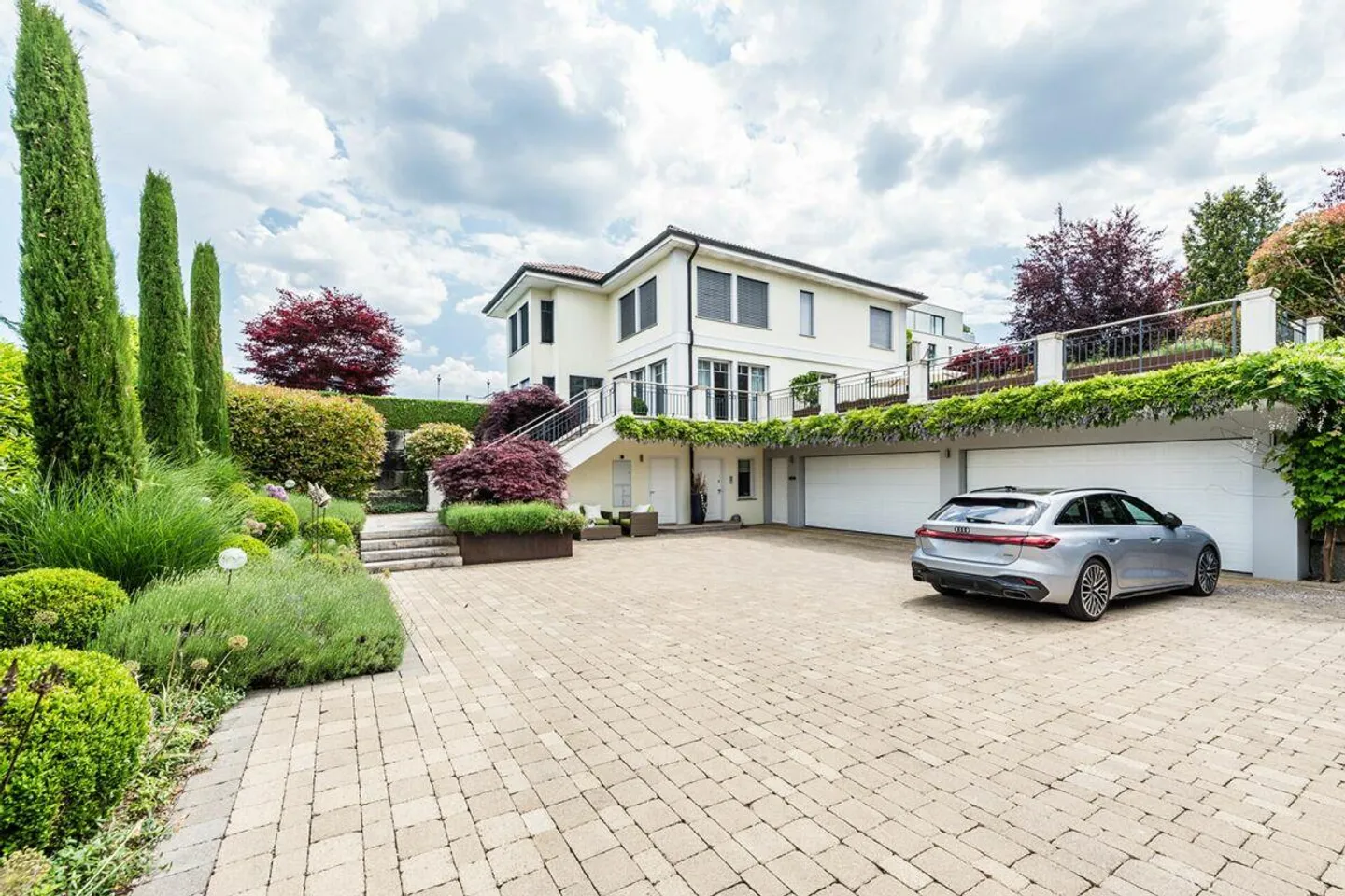 Luxurious Country House Villa in an Exclusive Lake View Location - Photo 3 of 15