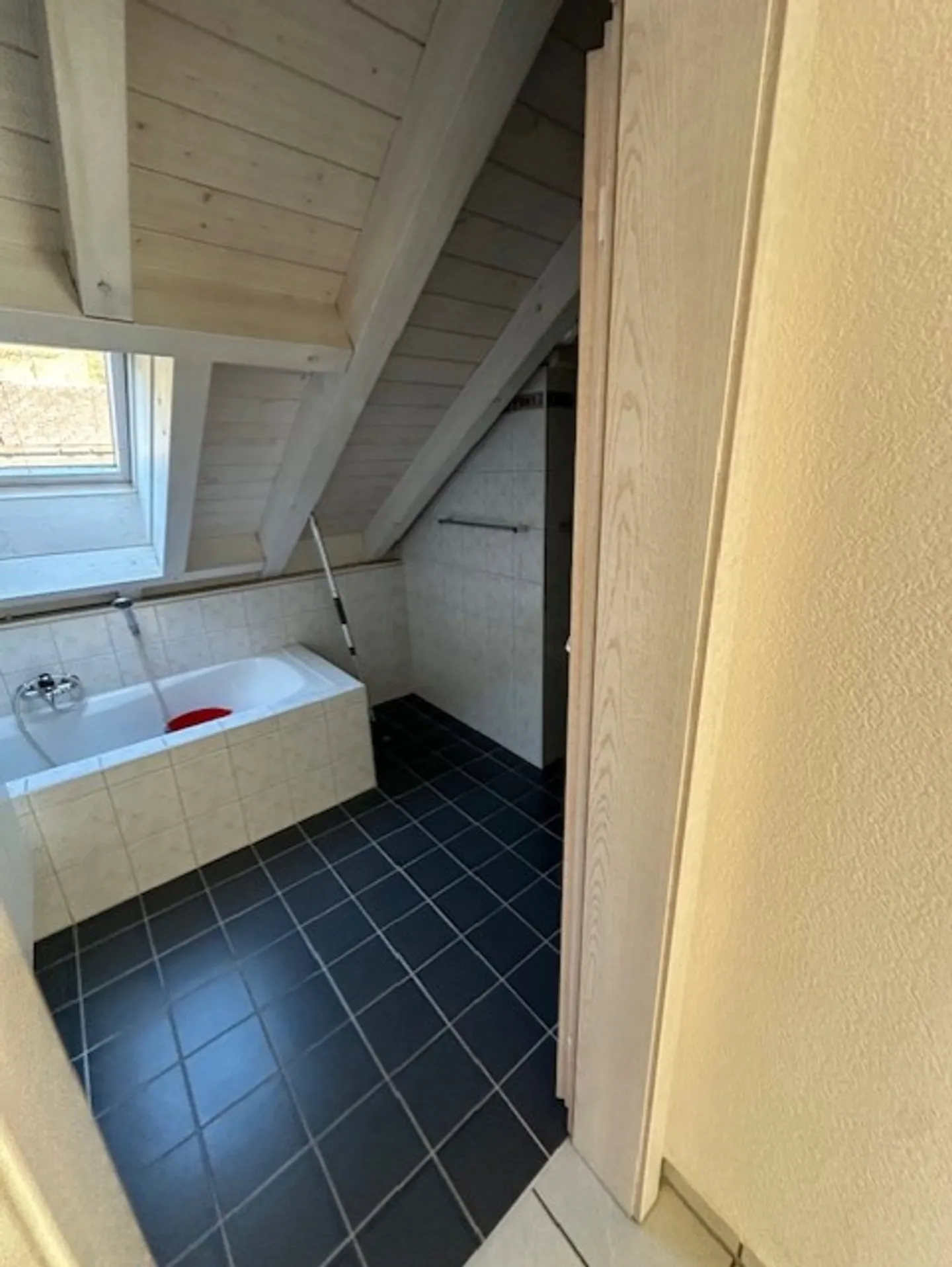 Charmante appartement sous les combles de 4,5 pièces dans un endroit calme de Biembach dans l'Emmental - Photo 16 sur 17