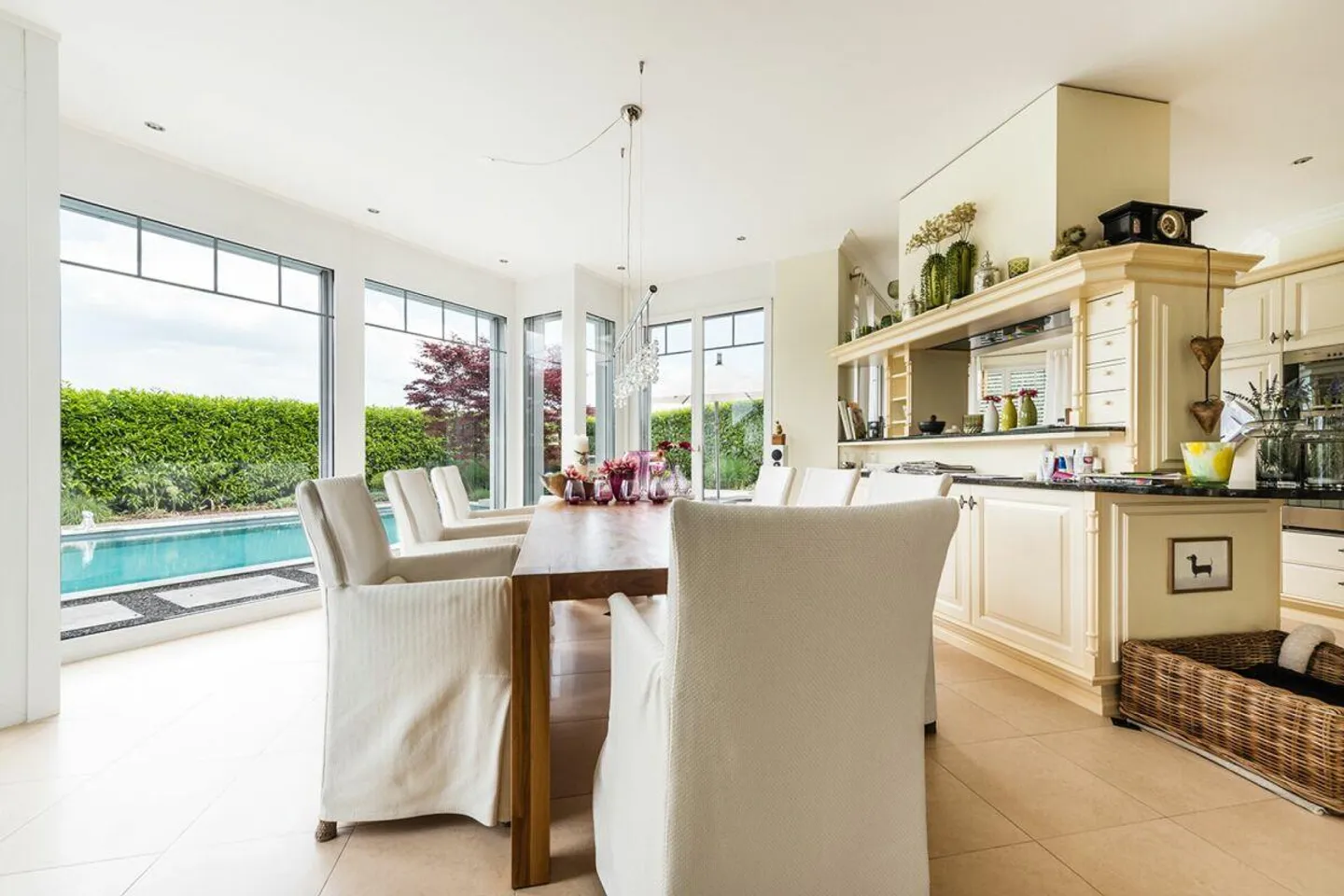 Luxurious Country House Villa in an Exclusive Lake View Location - Photo 4 of 15